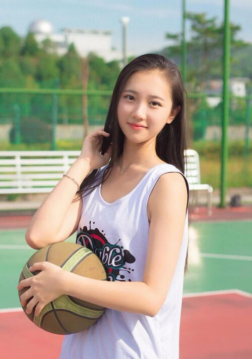 边路快速推进是否优于中路短传渗透，边路传中的方式有哪些_