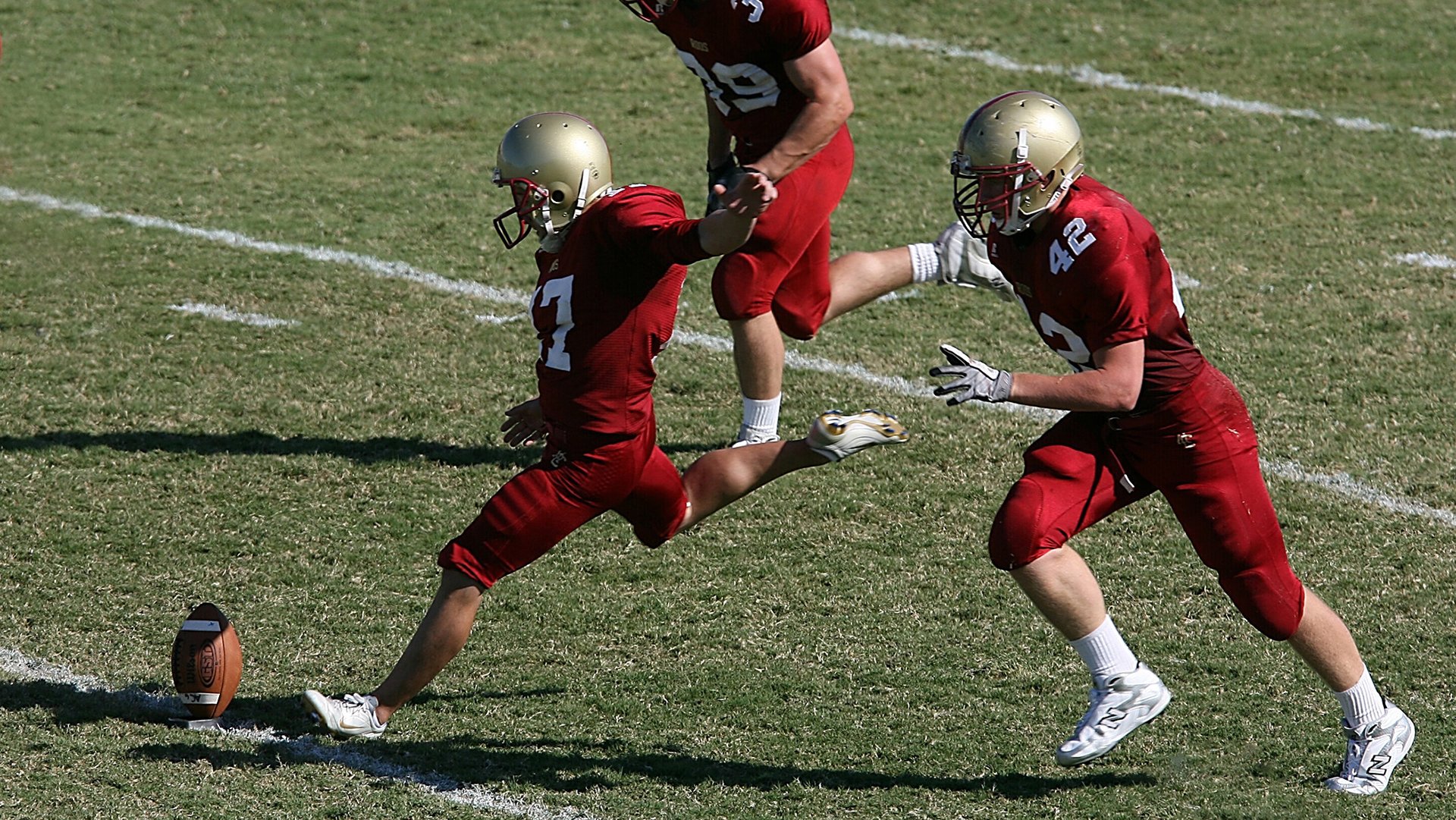 爱游戏app-英超场面火爆，精彩逆转和神级扑救令人振奋，英超 激烈